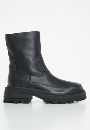 leather ankle boots with fur