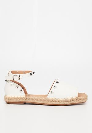 Buy Van Heusen White Sandals Online - 806223 | Van Heusen