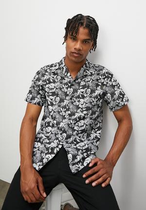 Regular fit floral printed short sleeve resort shirt - black & white 