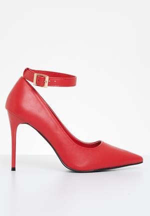 Short hotsell red heels