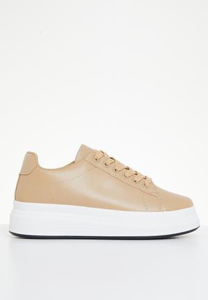 Superbalist sneakers best sale black friday