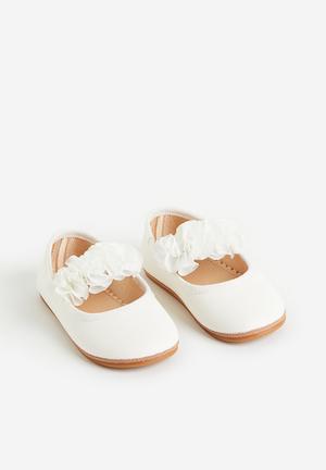 Baby girl 2024 white pumps