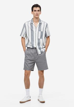 Relaxed Fit Linen-blend shorts - Light sage green - Men