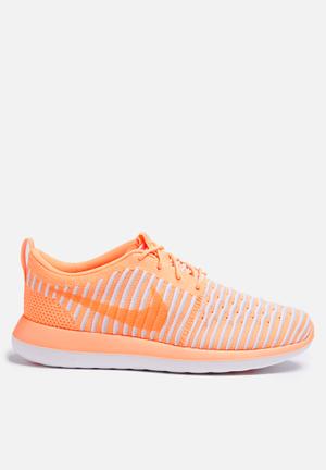 W Roshe Two Flyknit
