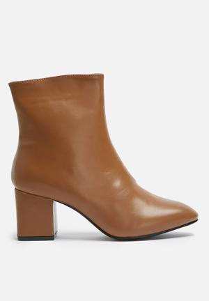 Heeled zip boot