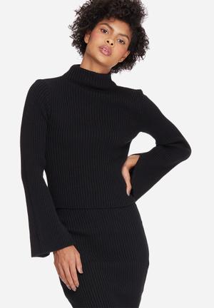 Split sleeve funnel neck
