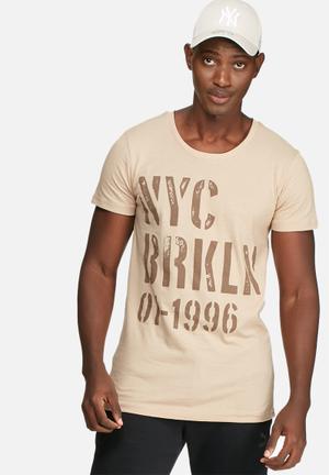 Graphic scoop tee