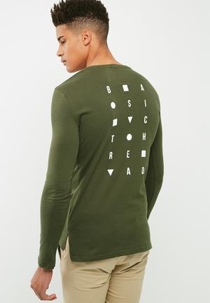 Long graphic tail crew neck tee