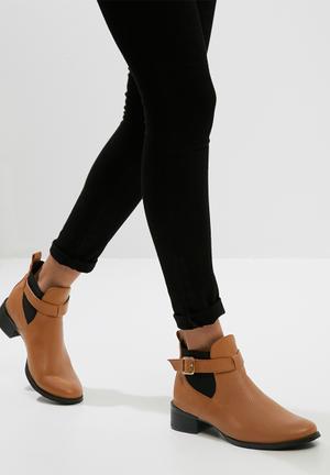 Buckled chelsea boot