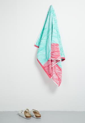 Dreamy leaves beach towel
