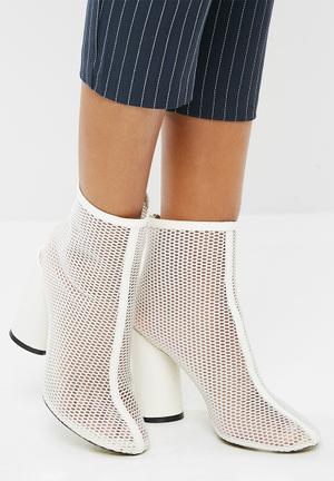 Under patent heel mesh ankle boot