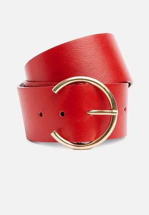 Leather waist belt with horse shoe buckle - red