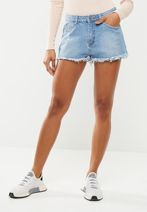 Highwaisted extreme fray hem denim shorts - blue