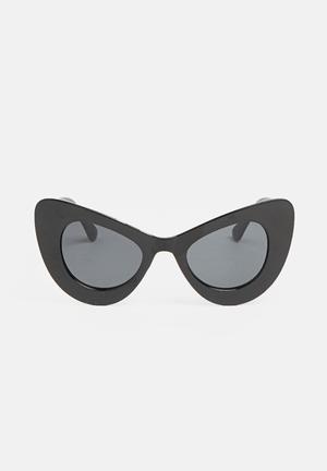 Bold cat-eye sunglasses - black