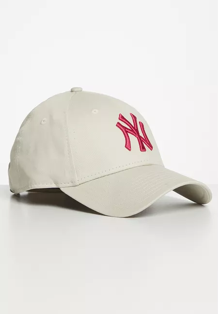 white fitted hat lids