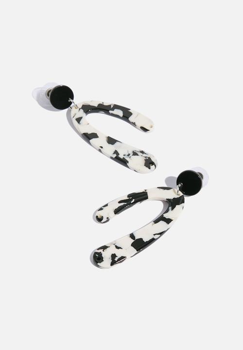 Superbalist - Savannah resin earrings - white & black 