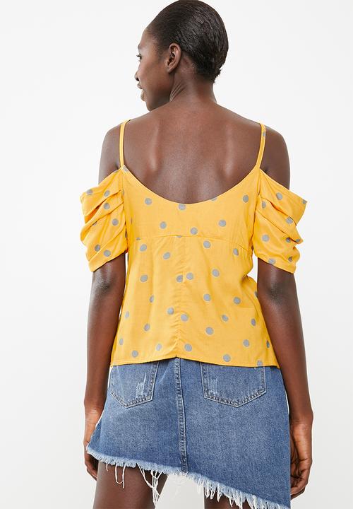 STYLE REPUBLIC - Cold shoulder front button top - yellow