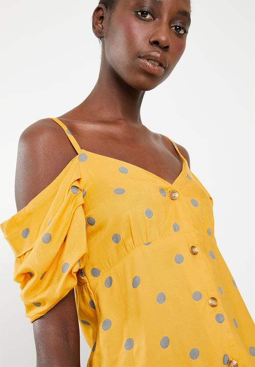 STYLE REPUBLIC - Cold shoulder front button top - yellow