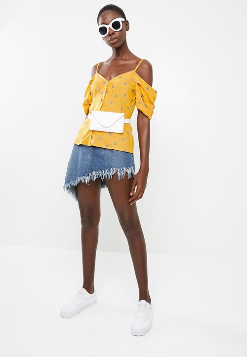 STYLE REPUBLIC - Cold shoulder front button top - yellow