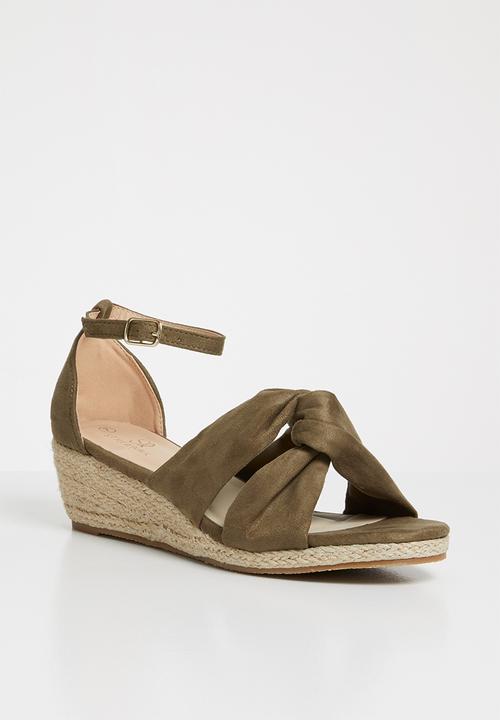 STYLE REPUBLIC - Knotted detail wedges - taupe