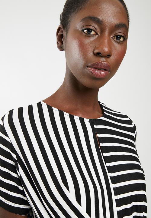 edit - Short sleeve wrap dress - black & white