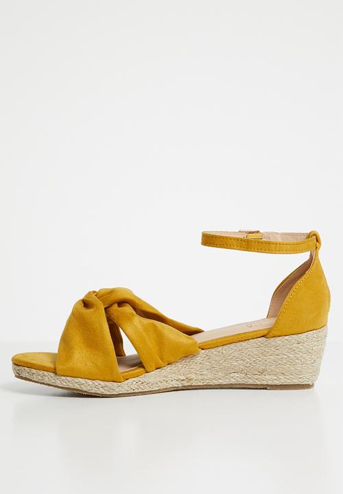 STYLE REPUBLIC - Knotted detail wedges - yellow