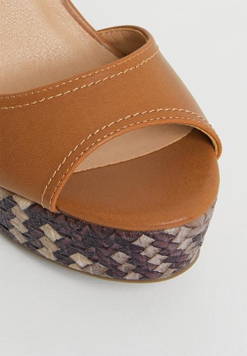 Plum - Ankle strap wedges - tan