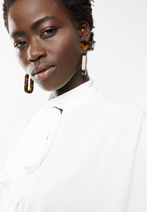 STYLE REPUBLIC - Kitty bow drape top - white