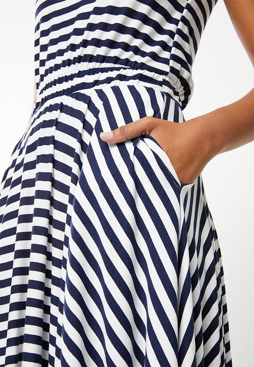 edit - Sleeveless dress with dipped hem - navy
