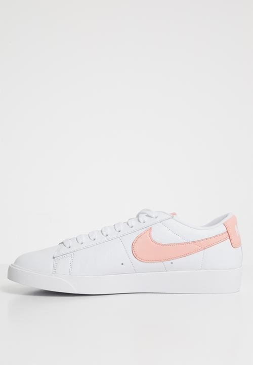 Nike - Blazer Low LE -  White / Storm Pink