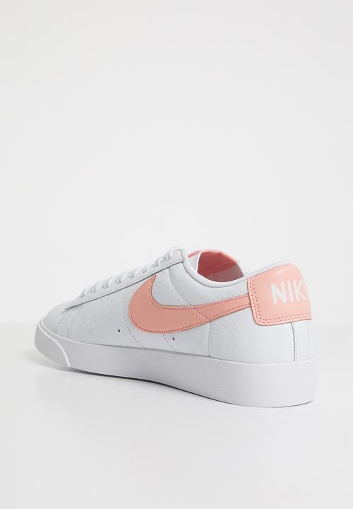 Nike - Blazer Low LE -  White / Storm Pink