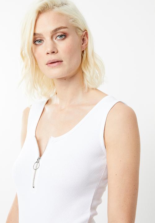 Missguided - Zip front scoop neck sleeveless bodysuit - white