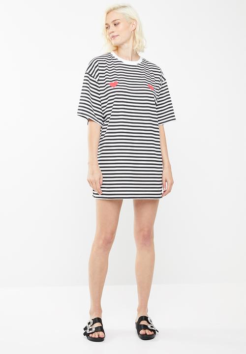 Missguided - Oversized short sleeve stripe hearts t-shirt dress - black
