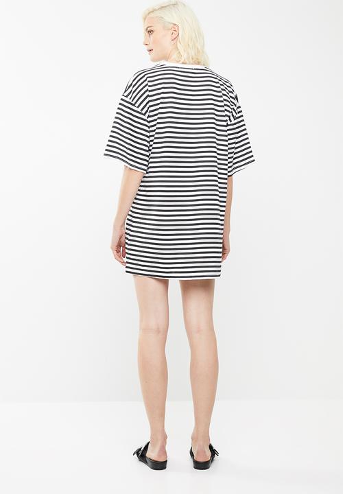 Missguided - Oversized short sleeve stripe hearts t-shirt dress - black