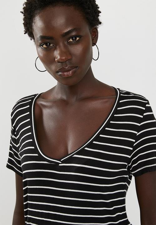edit - Basic V-neck T-shirt - black
