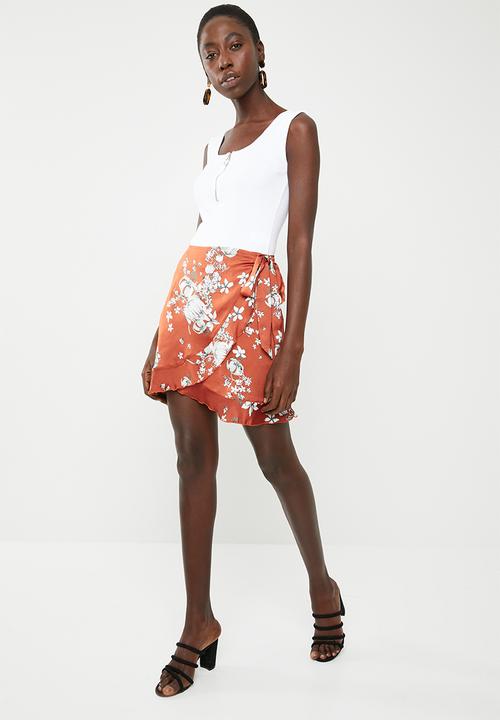 Missguided - Floral wrap tie side mini skirt - bronze