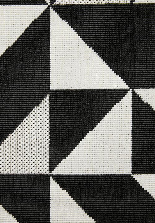 Sixth Floor - Modern triangles outdoor rug - black & white