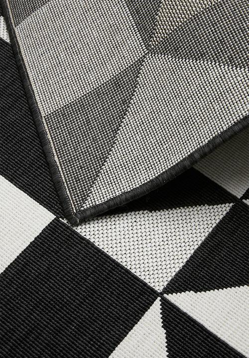Sixth Floor - Modern triangles outdoor rug - black & white
