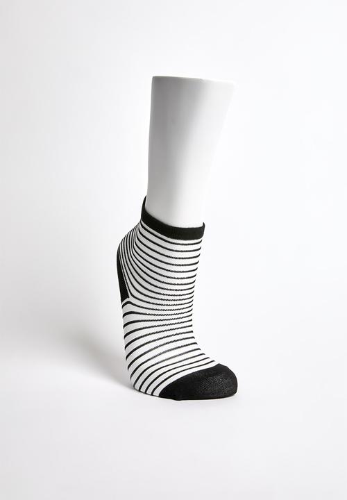 Superbalist - Vertical stripe sheer socks - black 