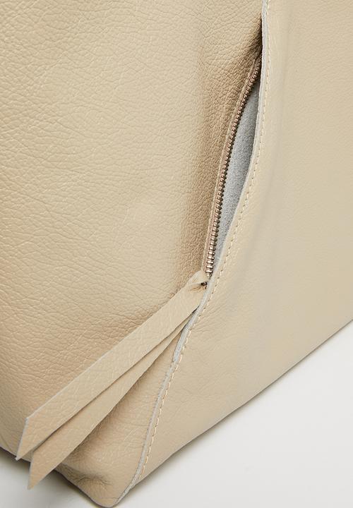 Superbalist - Zip pocket leather shopper bag-bone