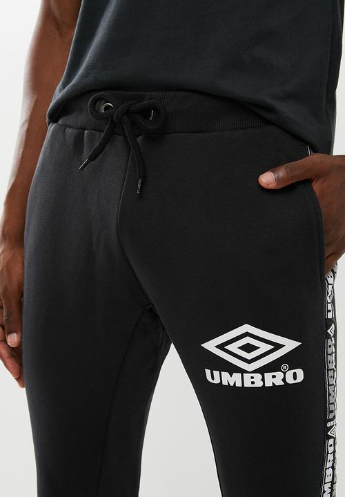 Umbro - Umbro taped tapered fit jogpant - black