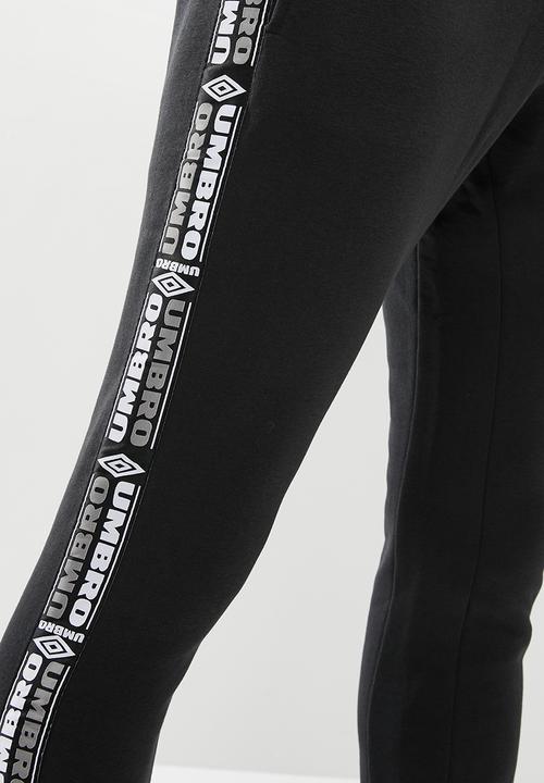 Umbro - Umbro taped tapered fit jogpant - black
