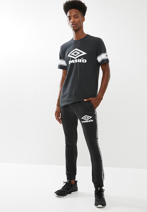 Umbro - Umbro taped tapered fit jogpant - black