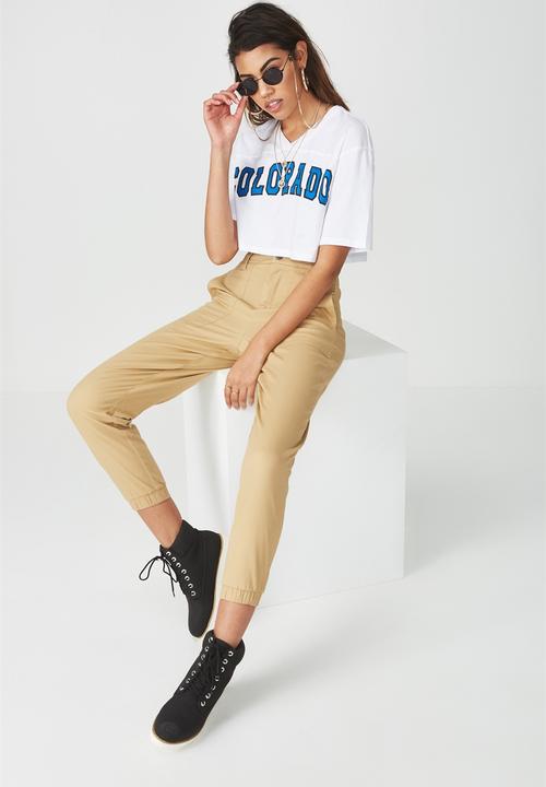 Supré  - V neck boxy crop - white