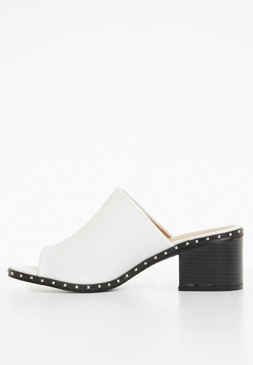 Truffle - Studded heel - white