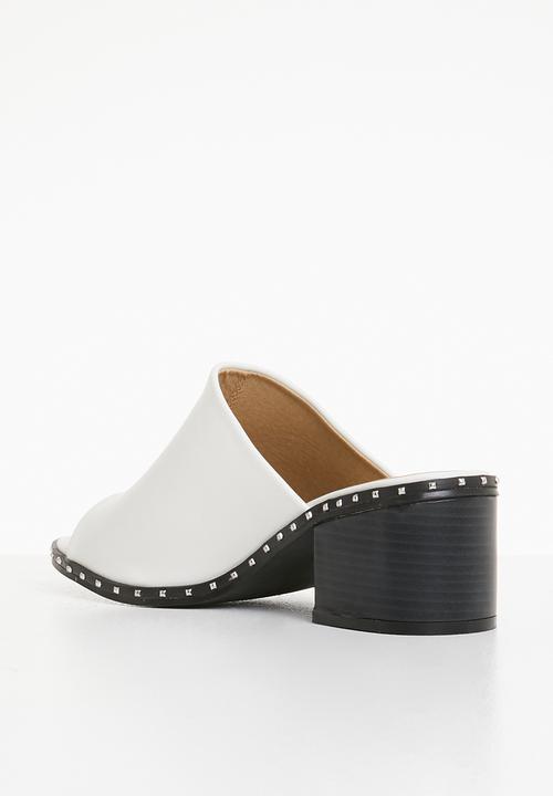 Truffle - Studded heel - white