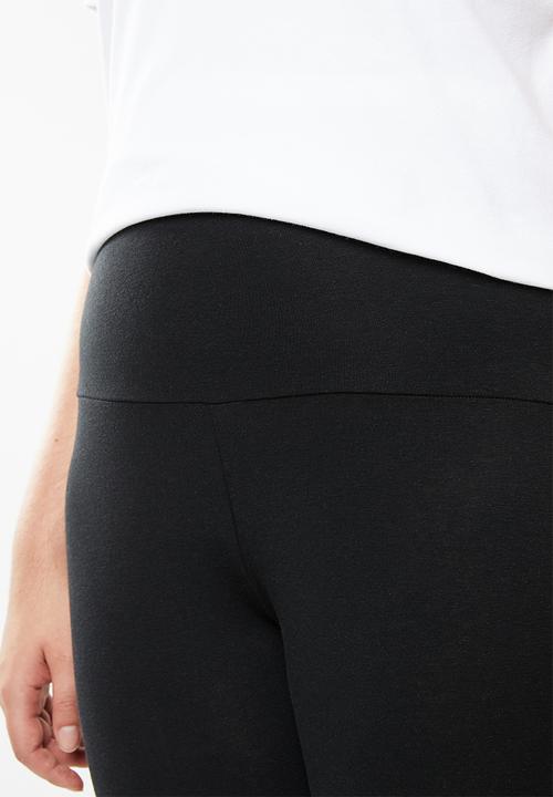 STYLE REPUBLIC PLUS - Knee slit leggings with tummy control band - black