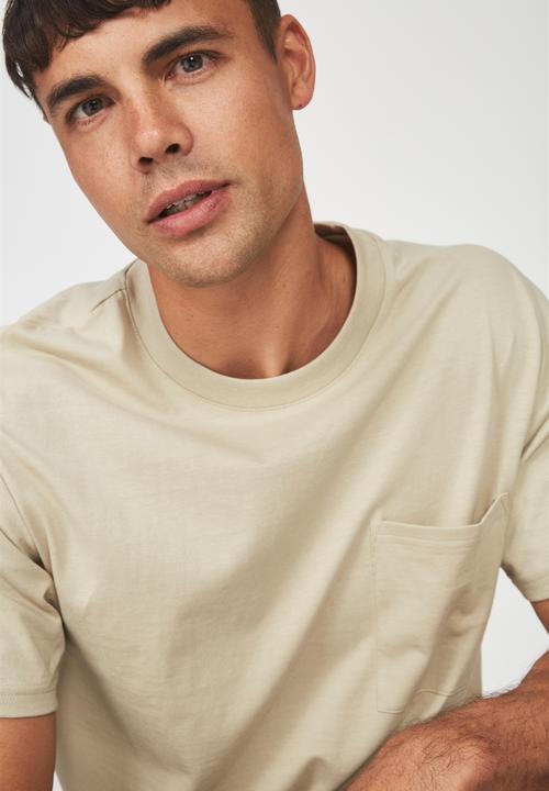 Cotton On - Dylan oversize square pocket tee - brown