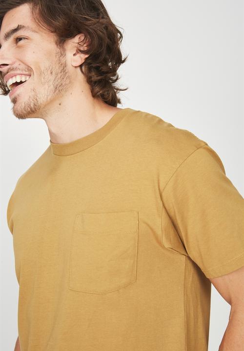 Cotton On - Dylan oversized square pocket tee - brown 