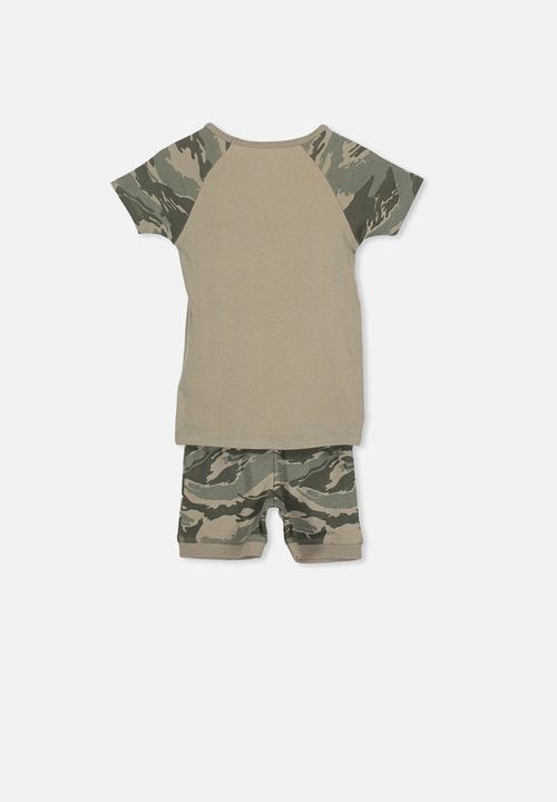 Cotton On - Angus boys short sleeve raglan pyjama set - taupe